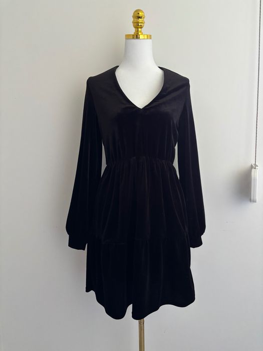 Sukienka welurowa czarna rozkloszowana aksamitna wieczorowa