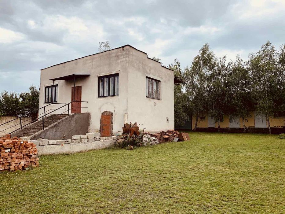 Будівля бувшого магазину з складськими приміщеннями