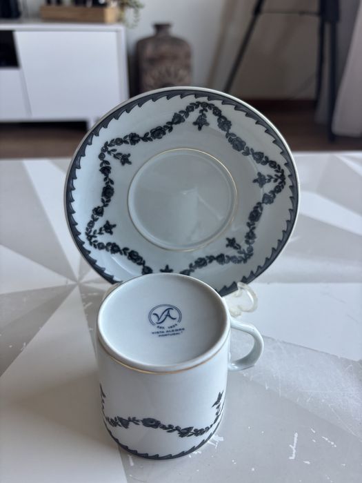 Chávena de Café Vista Alegre com Pires – Decoração Cinzento-escuro e Dourado