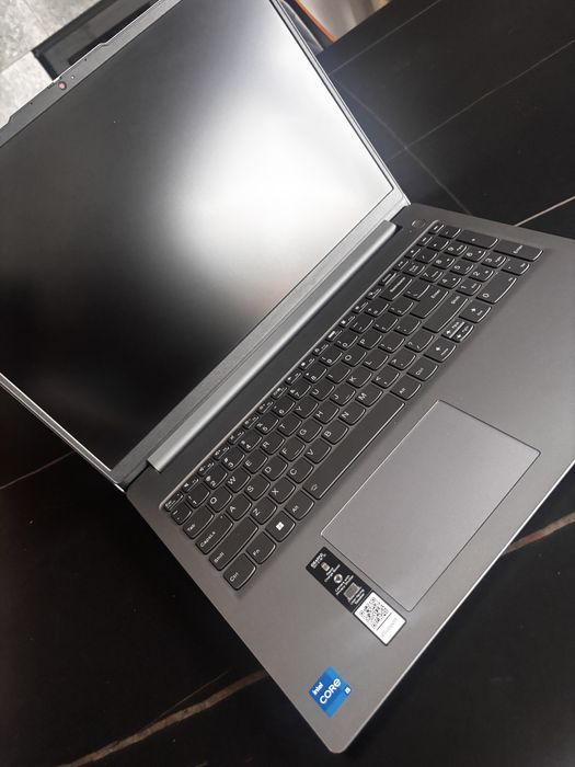 Laptop LENOVO IdeaPad Slim 3 16IAH8
