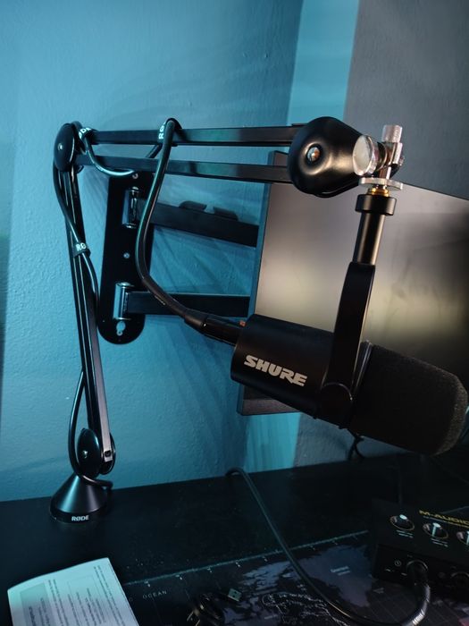 Microfone Shure MV7 + Suporte Rode PSA1 + Placa M-Audio + Cabos