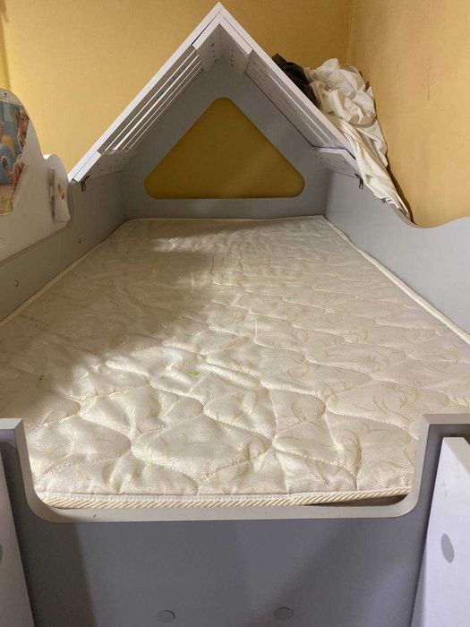 Кровать двухъярусная с матрацами