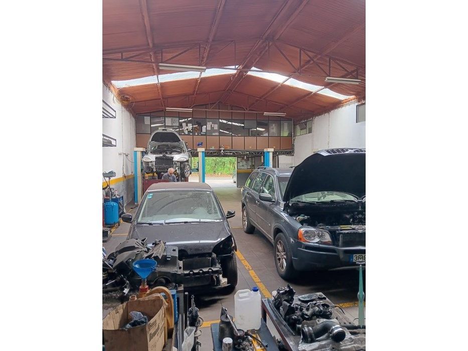 Oficina Automóvel com moradia e recheio.