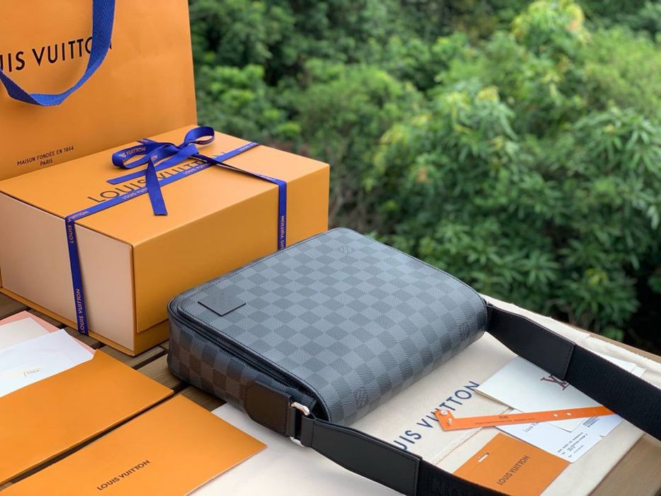 Louis Vuitton District Messenger