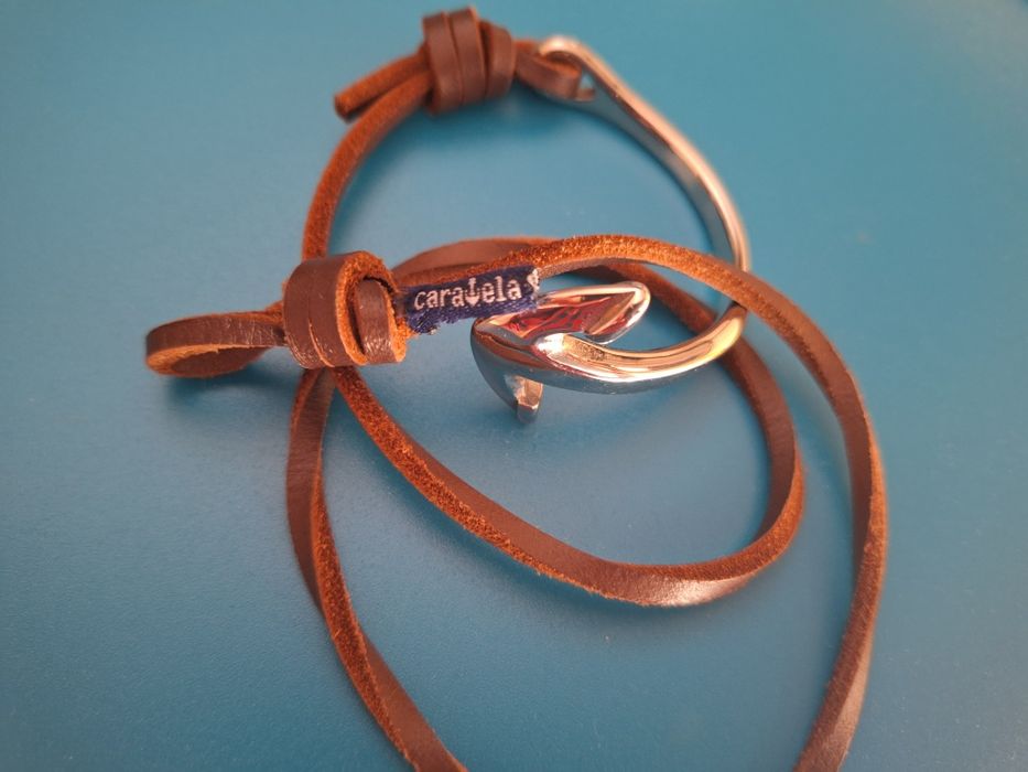 Pulseira Caravela em couro.