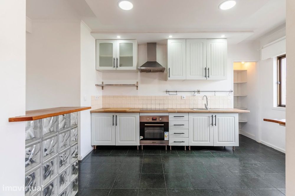 Apartamento T2 c/ Varanda em Agualva, Sintra