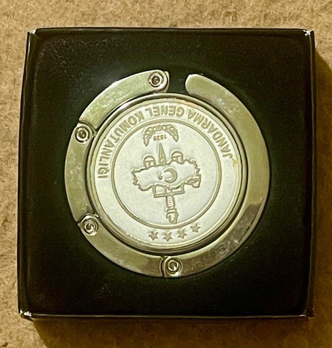 Сувенирный стильный ,складной держатель для сумки