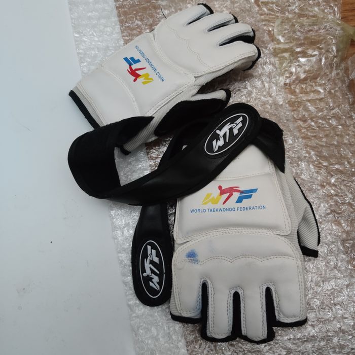 Для тхеквондо: перчатки, форма 190 см майже нова
