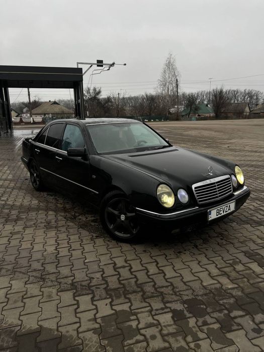 Продам хорошого мерседеса. Сердечко v8 4.3 280л.с газ/бенз з коробкою автомат все в хорошому стані. Розхід 14-18 газу, але воно того варте. Авто для цінувачів. На красивих 17 дисках та зимній гумі
Ходова повністю зроблена, двигун не сопливить не тече, сухенький. Коробка автомат у відмінному стані, по кузову живий. Є маленькі моменти по лакокрасочному. Машина своя вже досить довго, повне то 700 км тому, з кожним днем більшає, тому що авто кожен день на ходу.
Хороший надійний старенький чемодан, комфортний . По електрониці все працює. Тільки переоформлення. Більш детальніше по телефону, торг присутній біля авто. 
Можливий обмін. Просто хочеться вже щось інше