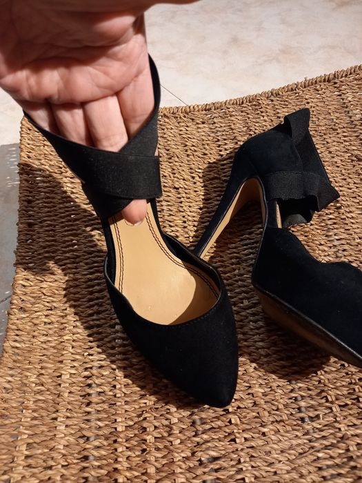 Sandálias pretas usadas