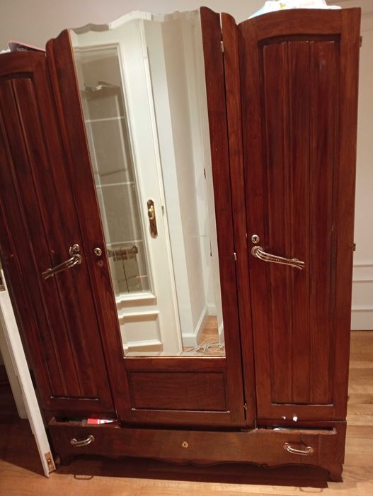 Vendo guarda roupa vintage em perfeito estado