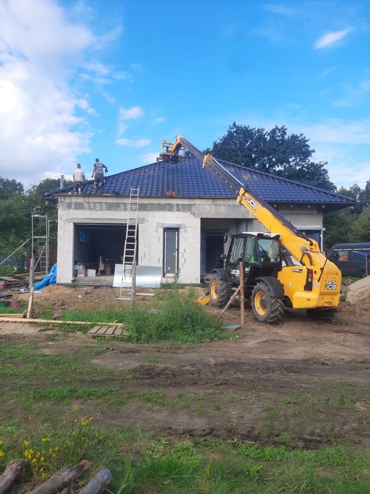 Dzwig dekarski. żuraw ,podnośnik koszowy. Ładowarka teleskopowa