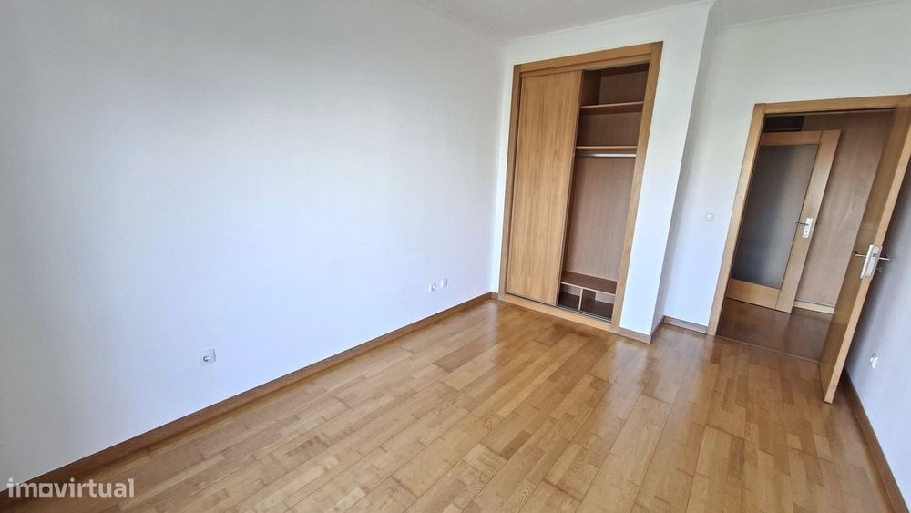 Apartamento T2 com 126m2, arrecadação e lugar  estacionamento Montijo.