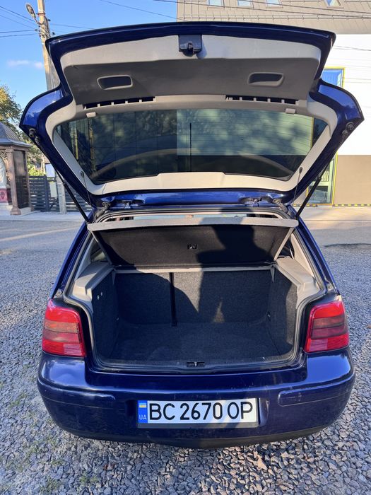 Volkswagen Golf. 4