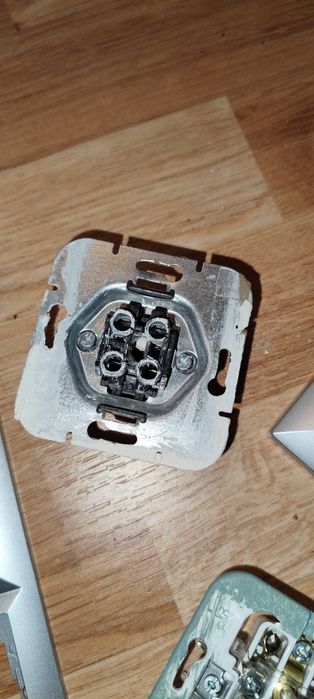 Gniazdka elektryczne ramki włączniki światła