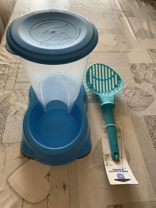 Comedouro de gatos e pá