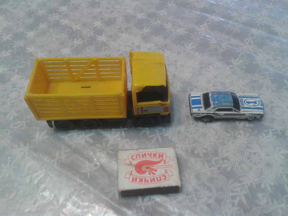 Игрушки машинки.