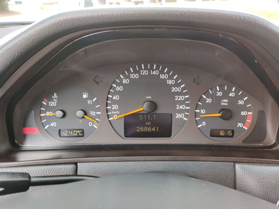 Mercedes-Benz E 200 — fotografia 7