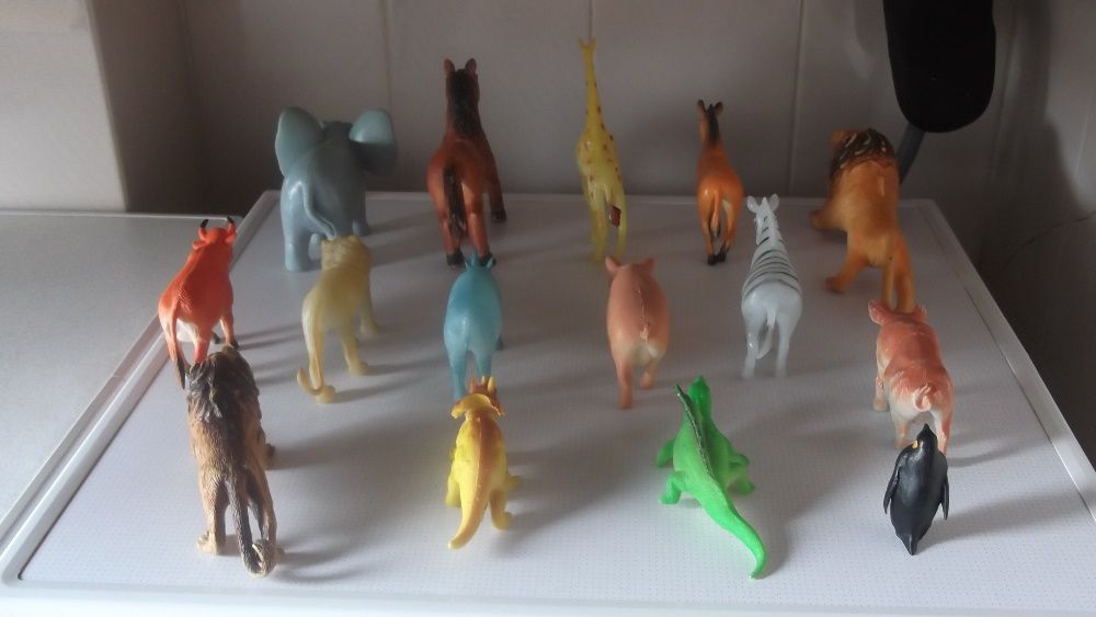 vários animais para criança brincar