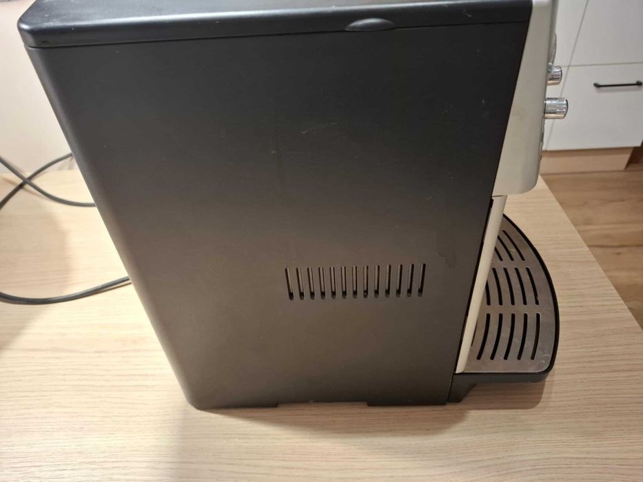 ekspres Delonghi model Magnifica