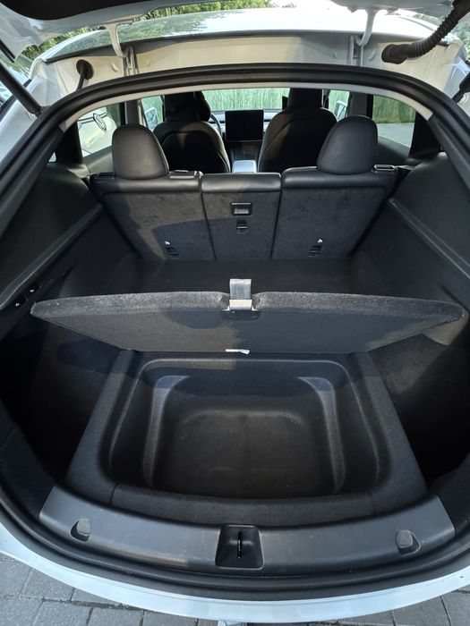 Tesla Y long range hak holowniczy felgi turbiny