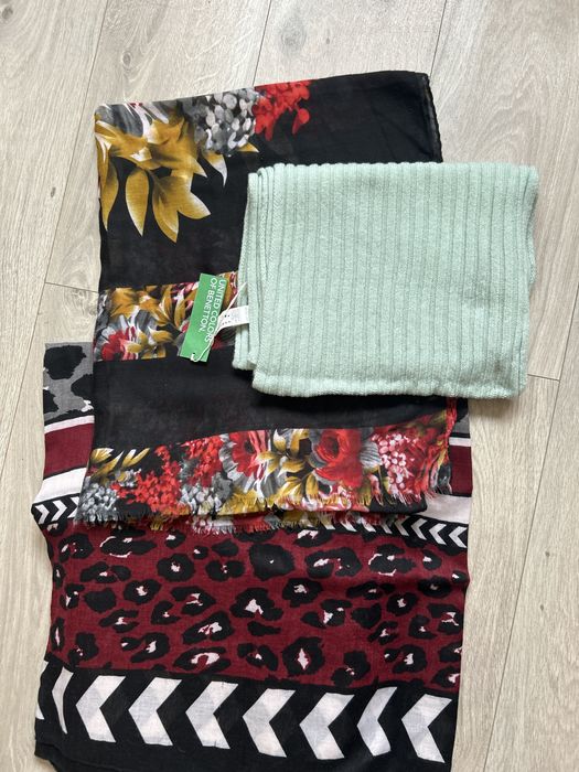 Шарфи  різних кольорів та розмірів.