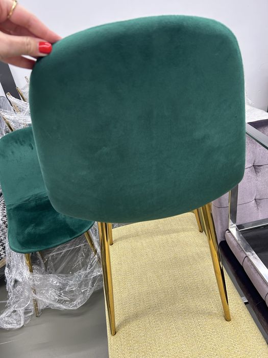 Cadeiras em Veludo Verde com Pés Dourados – Elegantes e Confortáveis