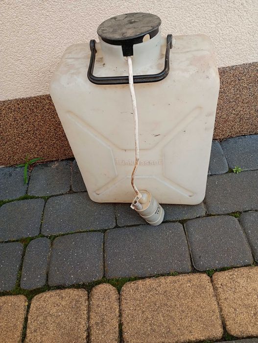 Zbiornik wody z pompką