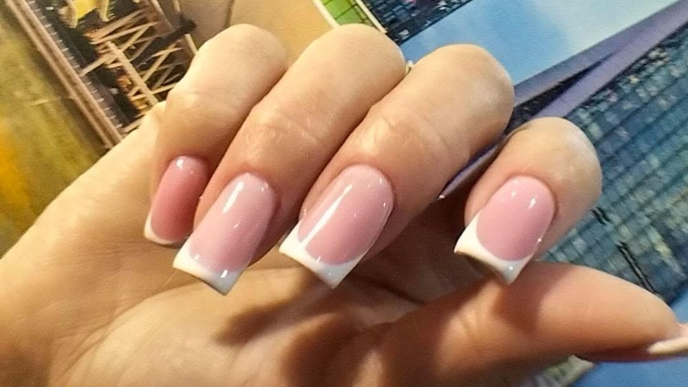 Манікюр, педикюр і нарощування нігтів