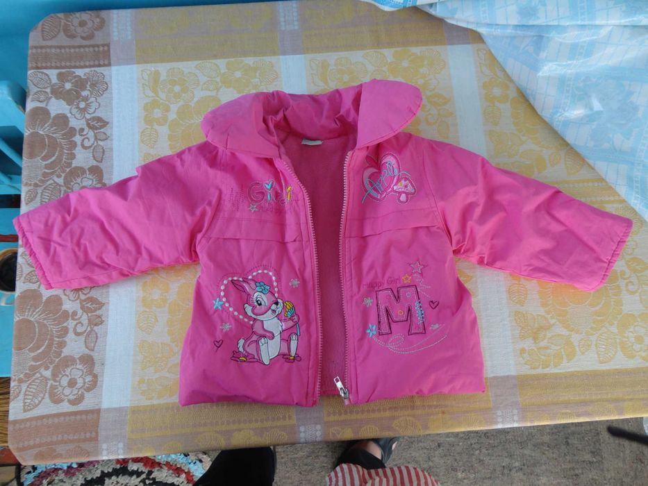 Дитяча (дівчача) рожева курточкаНа 2-3 роки.