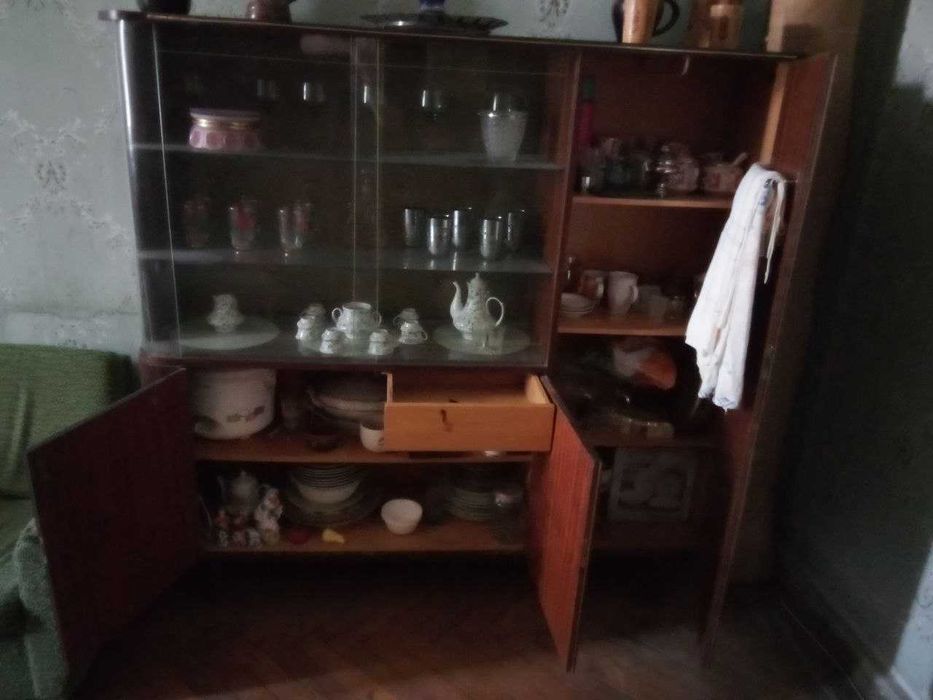 Продам антикварный сервант.