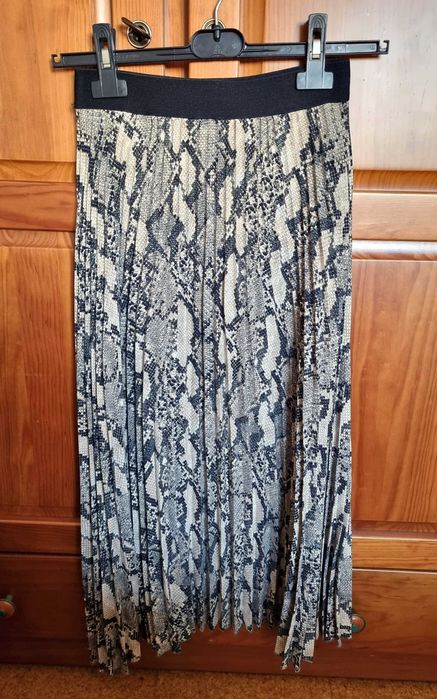 Saia plissada midi com padrão cobra H&M, tamanho XS