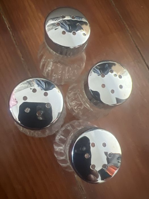 4 saleiros e pimenteiros  em vidro novos