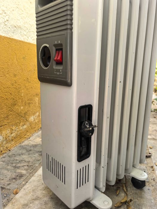Conjunto de dois aquecedores a óleo.
