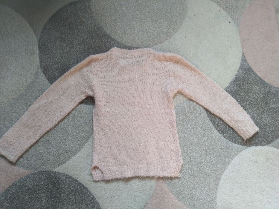 Jasno różowy włochaty miękki sweter z serduszkiem r. 122-128