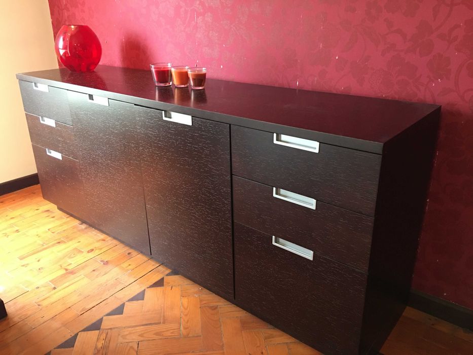 aparador madeira c/ prateleira fechada com vidro suspensa