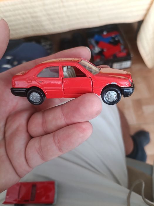 modelo à escala 1:55 do Mercedes-Benz C 220 (W202) fabricado pela Siku