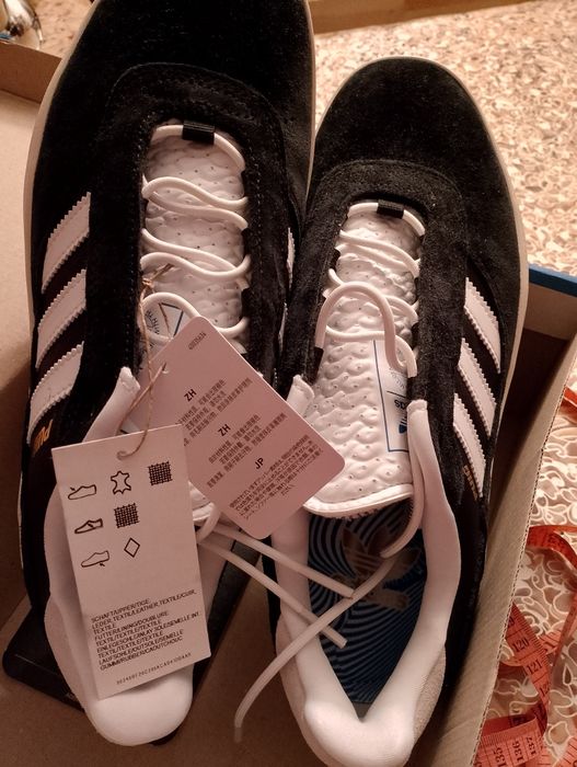 Нові кросівки Адідас