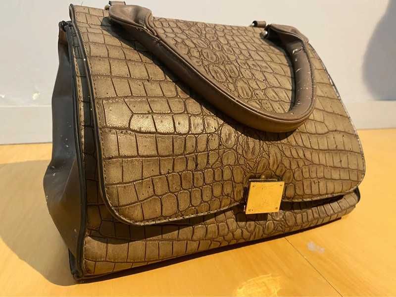 Mala, bolsa padrão e textura crocodilo castanha com detalhes dourados
