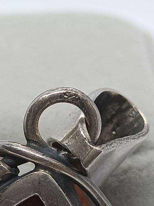 Widoczna zawieszka z bursztynem, srebro 925