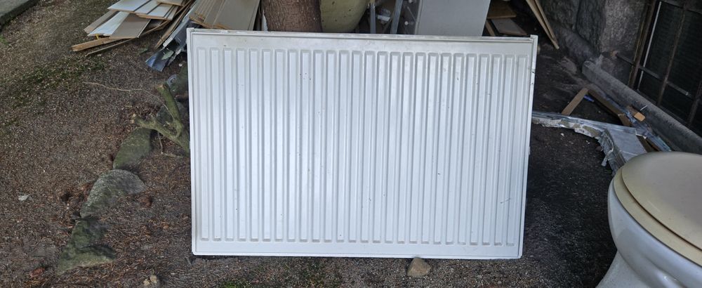Grzejnik, kaloryfer stalowy z termostatem 90/60/5 cm oraz 80/60/9 cm.