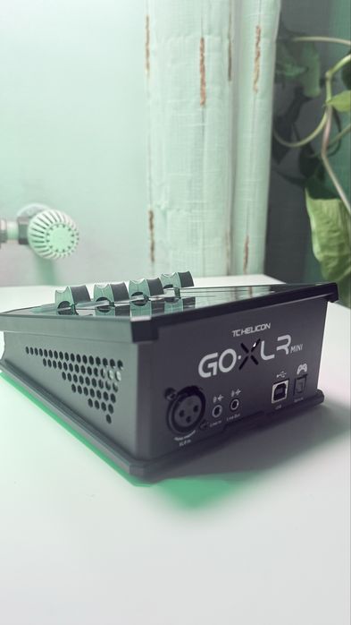 GoXLR MINI com interface USB/áudio e pré-amplificador