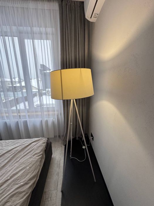 Торшер на тренозі / білий / сканди стиль