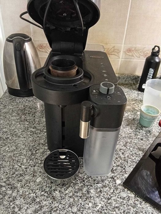 Cafeteira Nespresso Virtuo Latissima