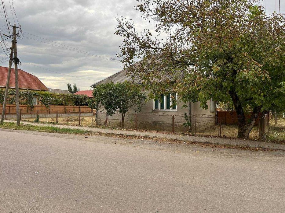 Продається будинок і земельна ділянка біля лікарні