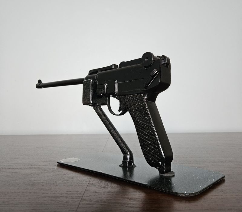 Metalowa rzeźba pistoletu