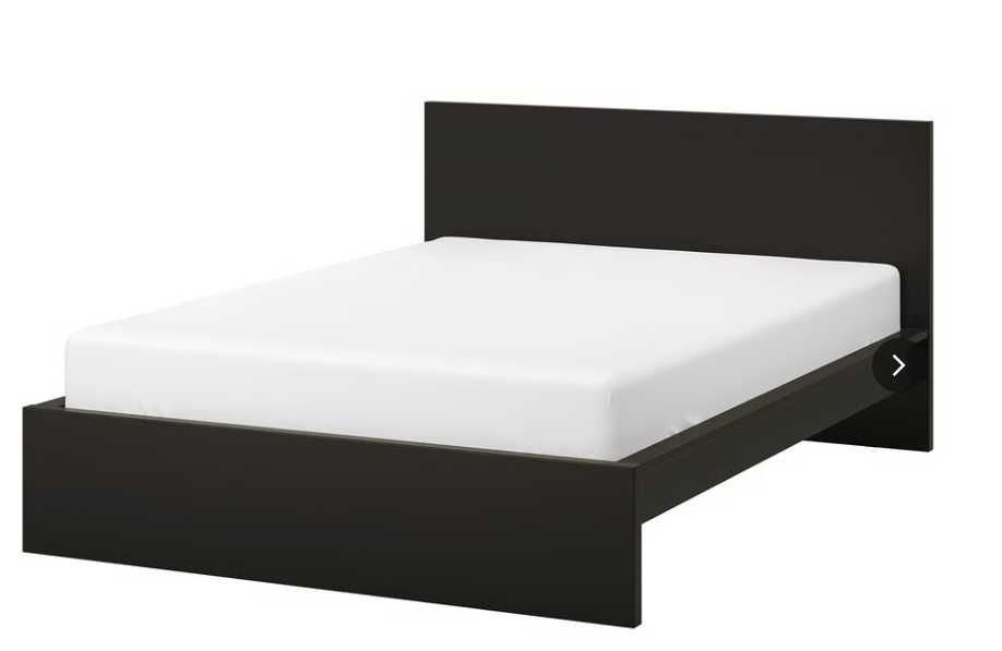 Um design simples com chapa de madeira maciça.Comprado no IKEA.