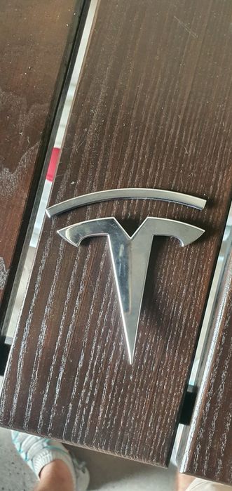 Продам значок Tesla оригинал