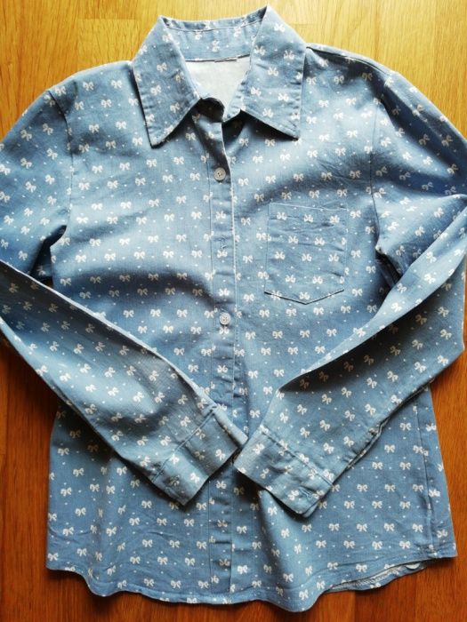 Vários camisas e T-shirts