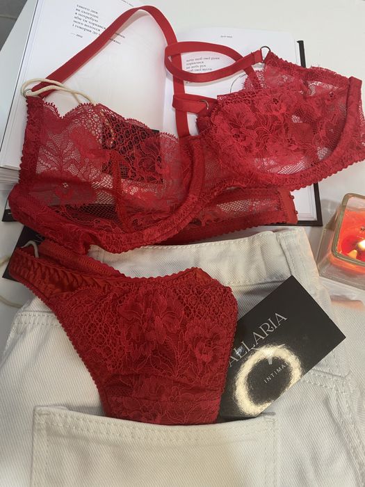 Комплект нижньої білизни розмір бюстгалтера 95А трусики є рлзивр S і L